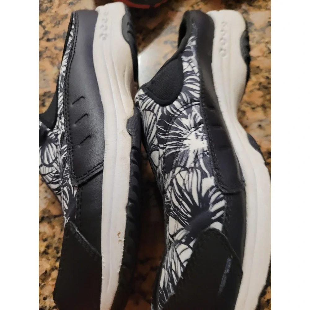 Womans Easy Spirit Travel Time Slip On Size 9 Black and White Floral Casual Boho